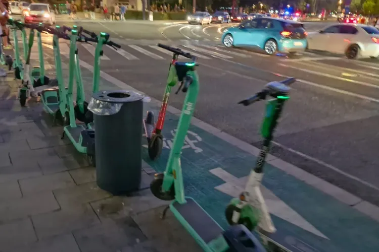 Invazia trotinetelor la Untold! Tinerii au găsit soluția pentru a nu sta blocați în traficul infernal din zona Cluj Arena