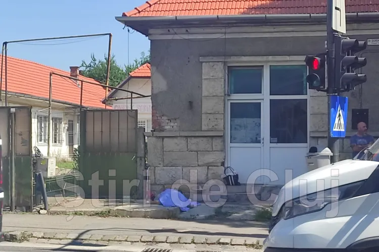 REVOLTĂTOR: O femeie a murit azi-dimineață la un semafor, pe o stradă din Cluj-Napoca. După 3 ore, trupul acesteia încă zace pe troturar! VIDEO EXCLUSIV 