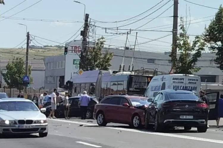 Accident grav petrecut lângă Aeroportul Cluj: Cinci mașini au fost implicate, iar traficul este îngreunat FOTO