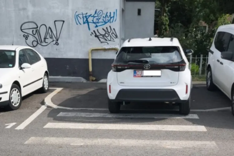 Trecerile din Cluj-Napoca, rezervate VIP-urilor? O mașină pe trecere, iar la câțiva metri un alt șofer a blocat trotuarul. Pietonii? Baftă FOTO