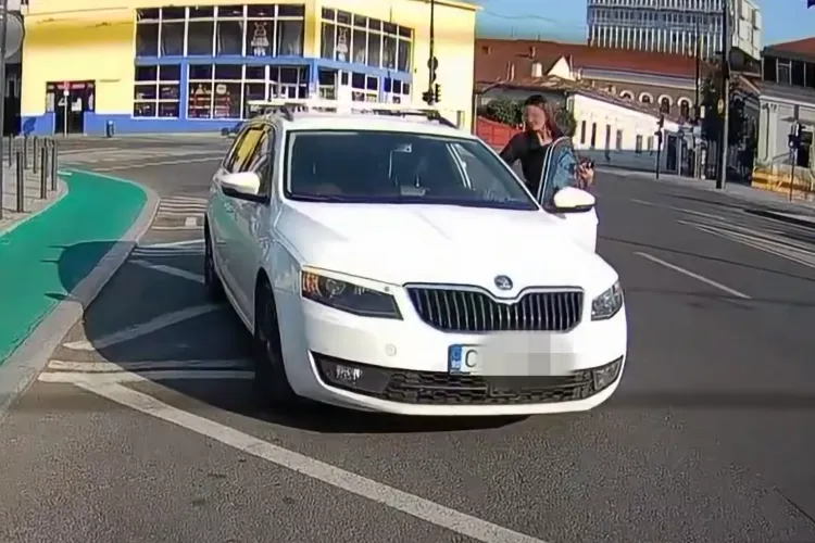 VIDEO. Clujeancă frumoasă a făcut „spectacol” în centrul Clujului: Și-a lăsat mașina pe interzis, să meargă la magazin. Dar mașina „neastâmpărată” a plecat
