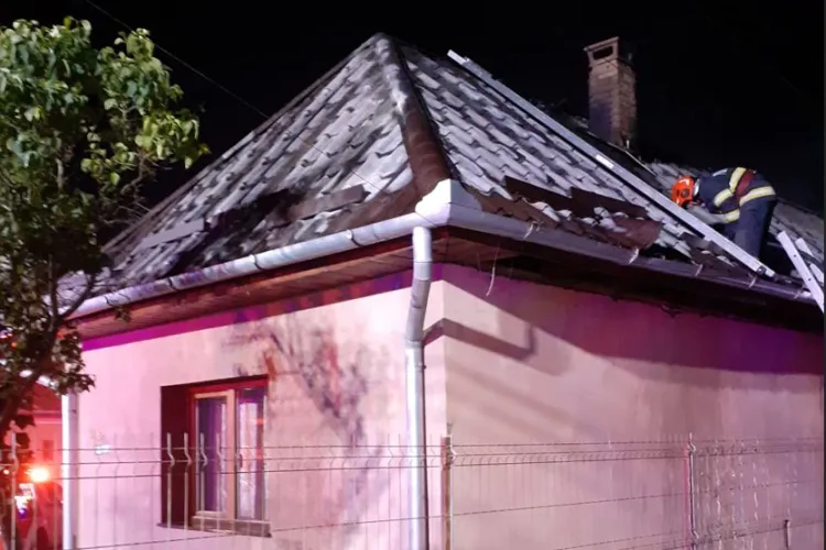 Casă în flăcări la Cluj! Doi bărbați primesc îngrijiri medicale. De la ce a pornit incendiul