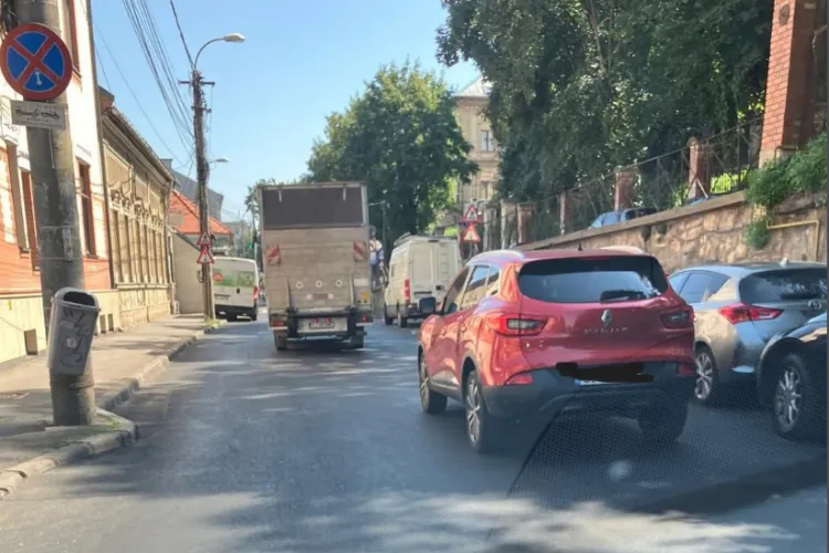 Abia redeschisă, strada Clinicilor din Cluj-Napoca, din nou reclamată: „Asfaltul proaspăt turnat este în valuri. Cine răspunde?” FOTO