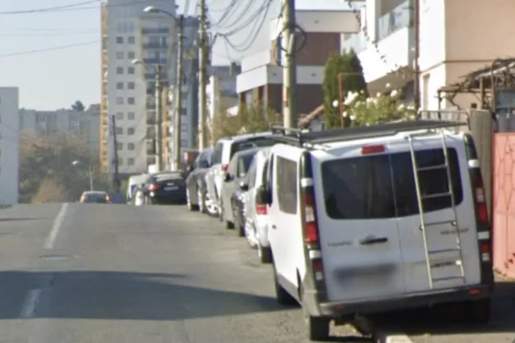 Autobuze blocate și mame cu cărucioare pe carosabil în Cluj-Napoca! Parcările ilegale fac legea lângă clinica de oftalmologie din cartierul Între Lacuri