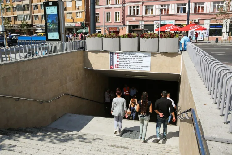 Pasajul Pieței Gării din Cluj-Napoca, sub asediul mizeriei și al vânzătorilor ilegali de bilete: „Este unul dintre cele mai infecte locuri din oraș”