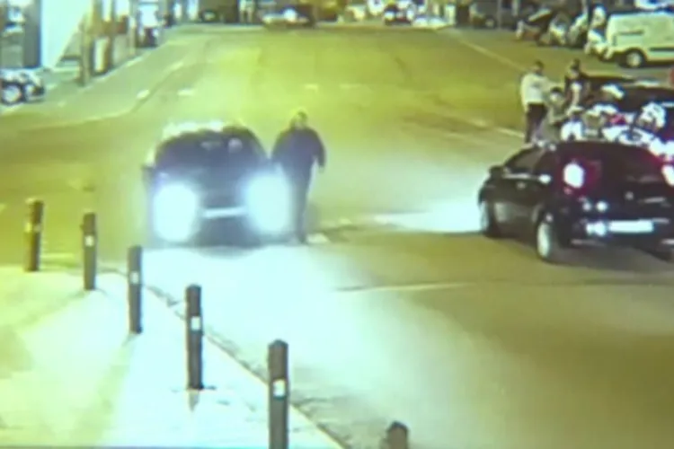 Un scandal pornit din gelozie a dus la tragedie: Un tânăr de 24 de ani a fost călcat cu mașina de prietenul său de 22 de ani, în mijlocul străzii