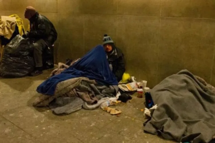 Cluj-Napoca a devenit „magnet” pentru oamenii străzii! Orașul, „invadat” zilnic de persoane fără adăpost: „Mirosul și mizeria sunt de nedescris”