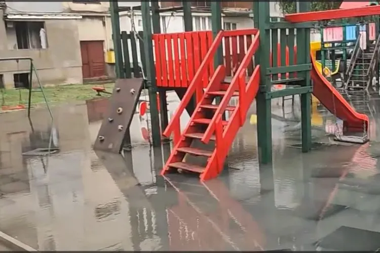 VIDEO Loc de joacă complet inundat de furtuna din această seară la Gherla