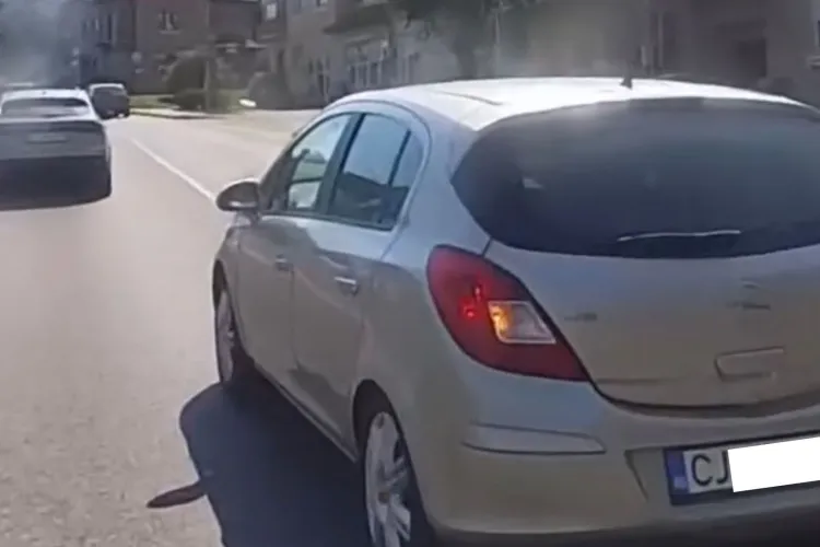 Imagini absurde în Cluj: O șoferiță face slalom printre mașini, apoi taie calea unui motociclist. La final, tot ea se revoltă VIDEO