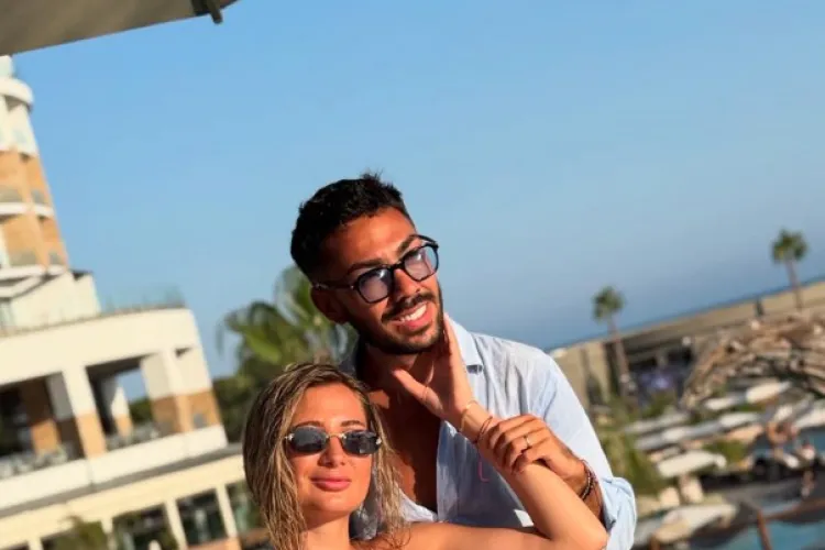 Armin Nicoară șochează fanii pe net cu o poză cu soția semi-dezbrăcată/Scriitoarea Irina Binder:„E frumoasă. Păcat că o expui ca pe trofeu”.FOTO în articol