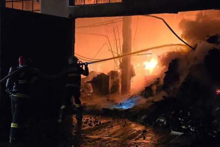 Noapte de groază! Un incendiu devastator a mistuit o hală întreagă! Pagubele sunt de proporții, iar pompierii s-au luptat cu flăcările ore în șir 