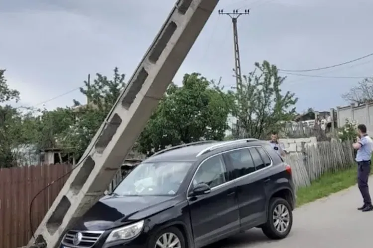 Accident grav în Cluj! Stâlp de electricitate prăbușit peste o mașină: Autoritățiile au intervenit pentru a oferi ajutor