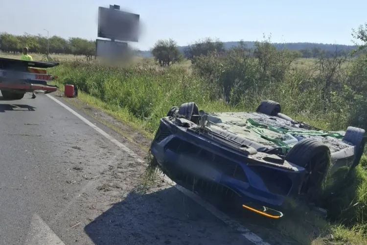 VIDEO Accident grav în Cluj-Napoca! Autoturism răsturnat în curbă pe Calea Turzii, o femeie transportată la spital. ISU Cluj a intervenit rapid