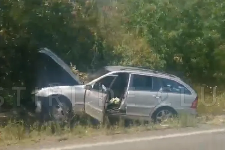 VIDEO EXCLUSIV Accident spectaculos pe urcarea Piatra Craiului: O mașină a ieșit de pe carosabil, pompierii și SMURD-ul sunt la fața locului