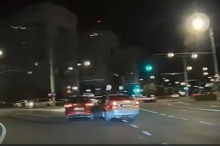 VIDEO Accident surprins LIVE în sensul giratoriu Mărăști din Cluj-Napoca. Atenție la schimbarea benzii! 