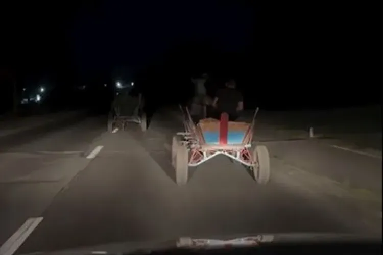 VIDEO Căruțe nesemnalizate în plină noapte, pe un drum important, dar neiluminat, din Cluj-Napoca . Atenție, șoferi!