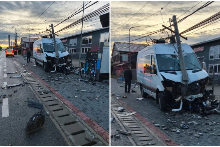 Accident spectaculos în Cluj. Un microbuz a lovit din plin un stâlp de electricitate. Pompierii au intervenit de urgență