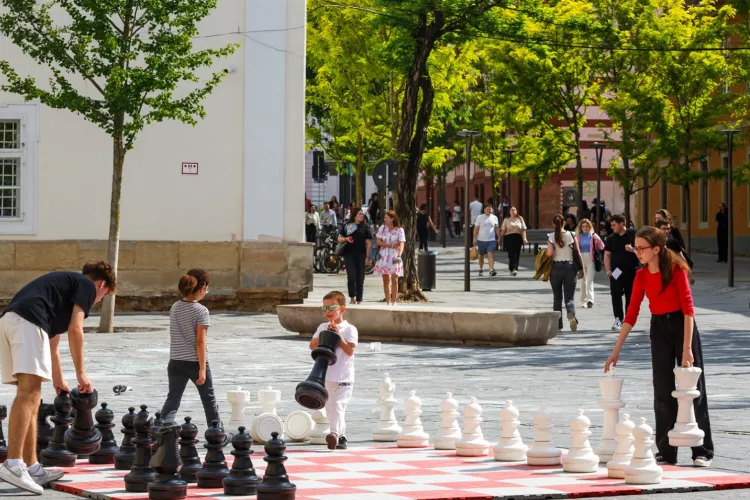 În Cluj, chiar nimic nu e imposibil! Și ca să deschizi străzile… trebuie mai întâi să le închizi: Ce strazi se închid pentru evenimentul „Străzi deschise”