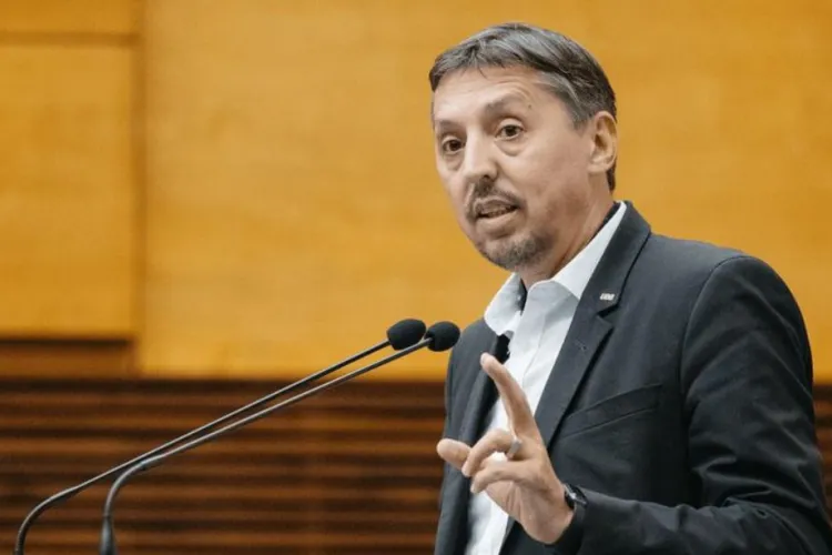 Ministrul Daniel David, desființat după ce a trimis la muncă studenții: „Un tâmpit full time trimite studenții la muncă part time”