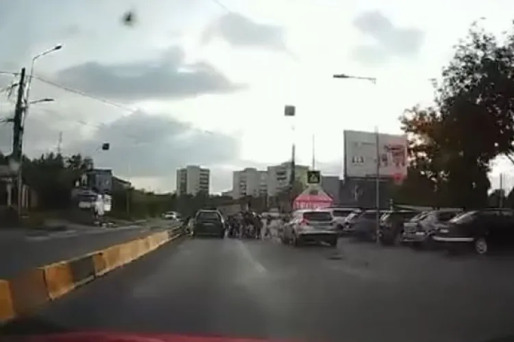 VIDEO Momentul când o mașină lovește un grup de copii care traversau pe trecerea de pietoni. Doi copii proiectați în aer