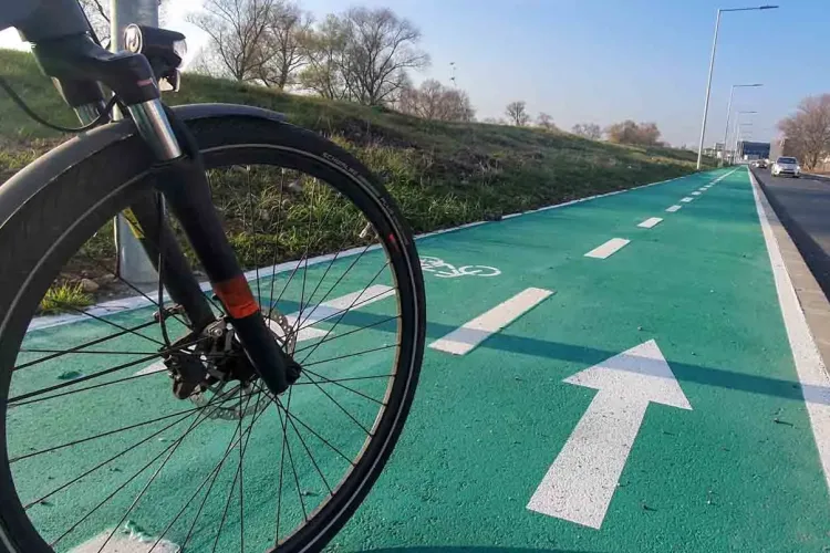 Pistă de biciclete din fața un hypermarket din Cluj, transformată în parcare ilegală! Mașinile blochează zilnic accesul, iar amenzile nu rezolvă nimic