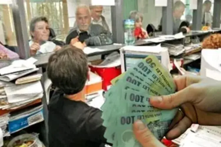 Deși salariile bugetarilor au fost înghețate, cheltuielile cu salariile tot au crescut cu 8%. Dacă o ținem așa, la final de an ajungem la creștere de 9.6%