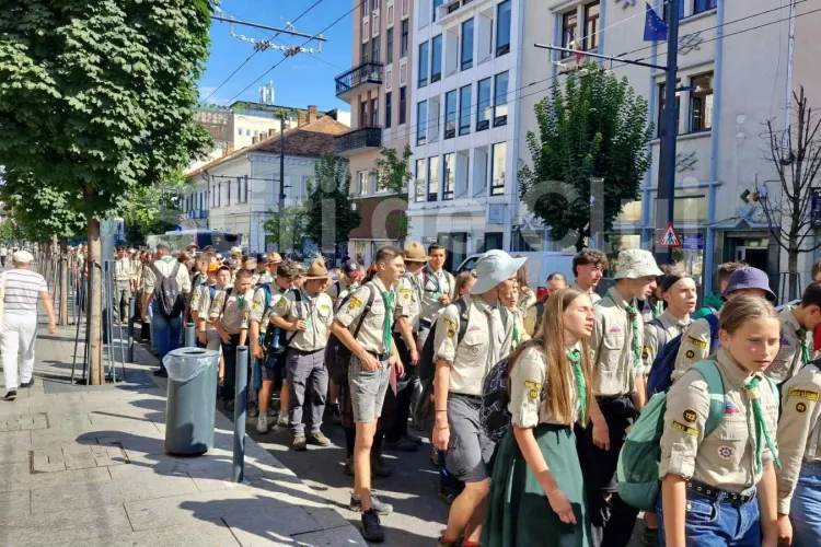 VIDEO. Cluj-Napoca, „noua capitală” a cercetașilor maghiari! Sute de tineri au „cucerit” străzile cu cântece și energie 