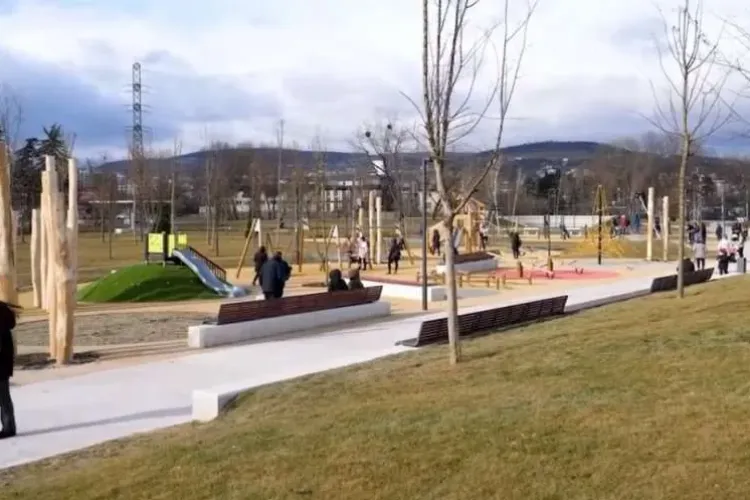 Haos în Parcul Feroviarilor: Tineri circulă cu viteze de pe șosea printre copii, iar mobilierul și pereții sunt distruși