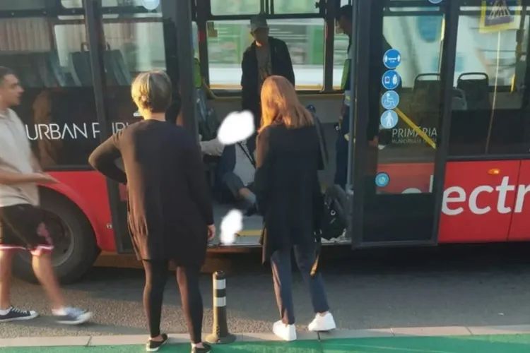 Aproape de o tragedie! Un clujean s-a prăbușit într-un autobuz și s-a lovit puternic. „Este o persoană cu probleme medicale”