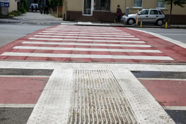 Haos pe trecerile de pietoni din Cluj! Mașinile staționate neregulamentar pun vieți în pericol, iar clujenii cer primăriei măsuri urgente și stâlpișori