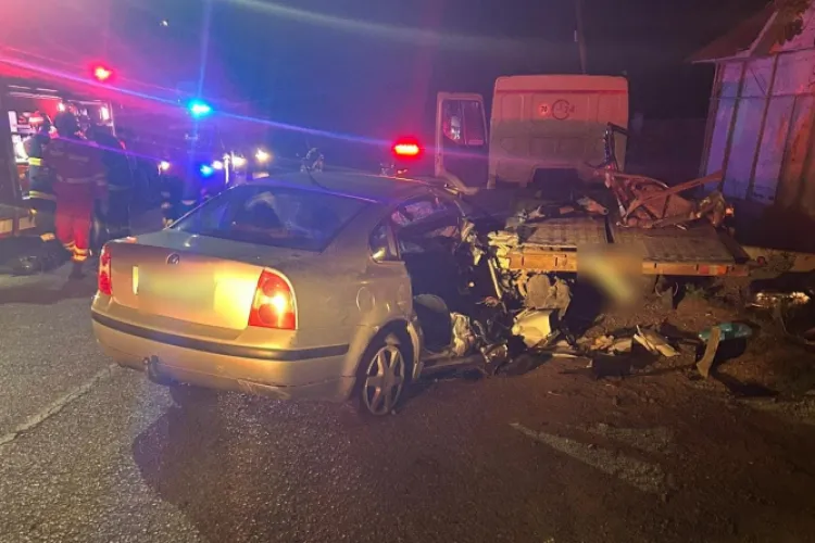 Accident grav azi-noapte în Cluj: Un bărbat a murit după ce a rămas încarcerat în mașina cu care a intrat într-o autoplatformă. Încă un bărbat, rănit FOTO