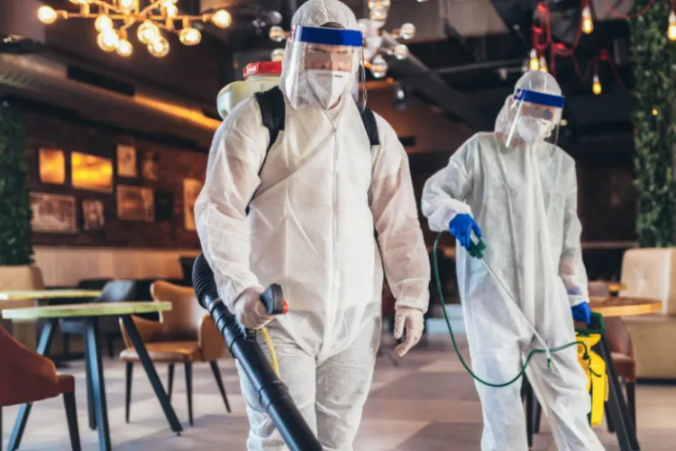 Jaf ca-n filme: Trei clujeni au furat zeci de mii de euro din apartamentul unui bătrân, dându-se angajați la deratizare. Au ascuns apoi banii sub o casă