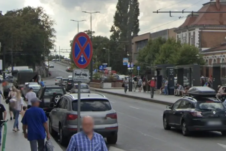 Șoferii din Cluj, blocați pe strada Horea! Mașinile care ocupă prima bandă fac virajul la stânga imposibil, iar Poliția Locală e singura soluție!