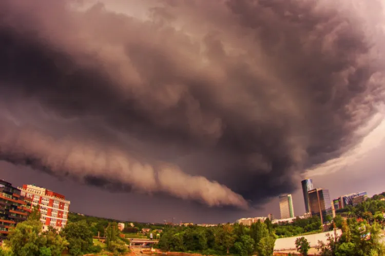 Rupere de nori la Cluj! Cod portocaliu emis de ANM: Grindină, rafale de vânt și cantități uriașe de apă amenință orașul până seara