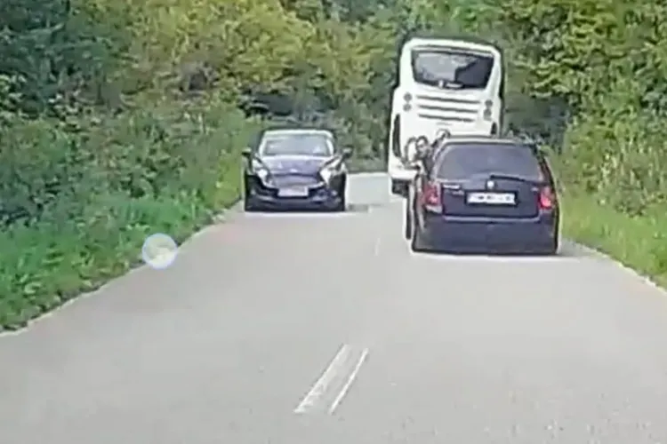 VIDEO. „Civilizație” adevărată la Cluj! Aruncă sticle de bere, în mers, din mașină:„ De cel puțin de 4 ori. Sper să primească un «cadou» de la poliție”