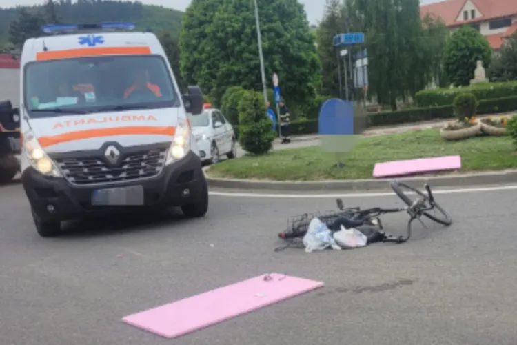 Biciclist spulberat de o mașină, în această dimineață: Medicii clujeni l-au găsit prăbușit pe asfalt. A fost transportat de urgență la spital