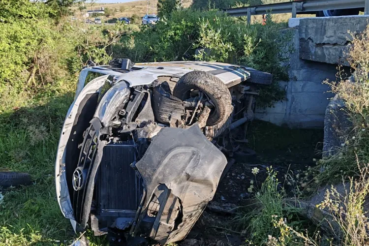 Accident la primele ore ale dimineții în Cluj: o autoutilitară s-a răsturnat pe câmp, pompierii și SMURD au intervenit de urgență-FOTO 