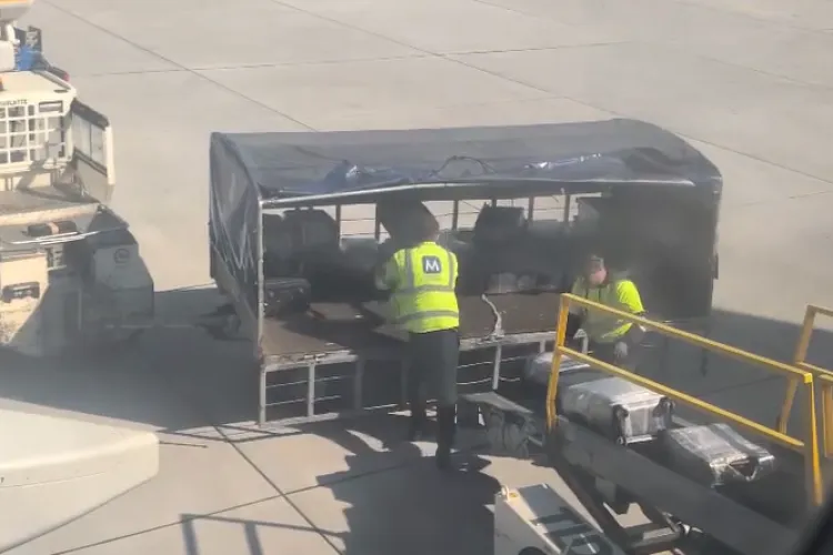 VIDEO. Clujenii, revoltați de modul în care sunt trântite bagajele pe Aeroportul Cluj: „Bagajul meu nou-nouț a ajuns spart, deși a fost înfoliat. Rușine”