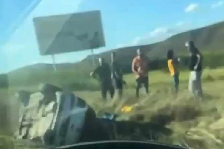 VIDEO. Accident Cluj: O mașină s-a răsturnat în șanț în urmă cu puțin timp la ieșirea din Gilău. Două persoane au primit îngrijiri medicale la fața locului