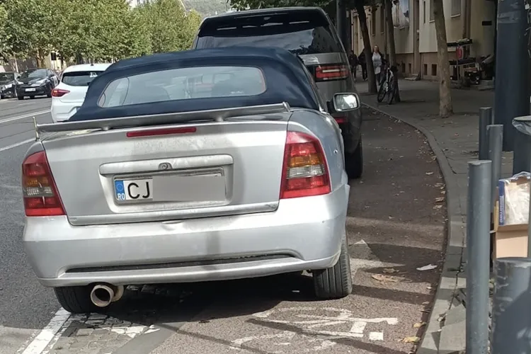 Bicicliștii clujeni, trimiși pe carosabil din cauza mașinilor! Pista de pe o stradă din Cluj-Napoca, transformată în parcare ilegală