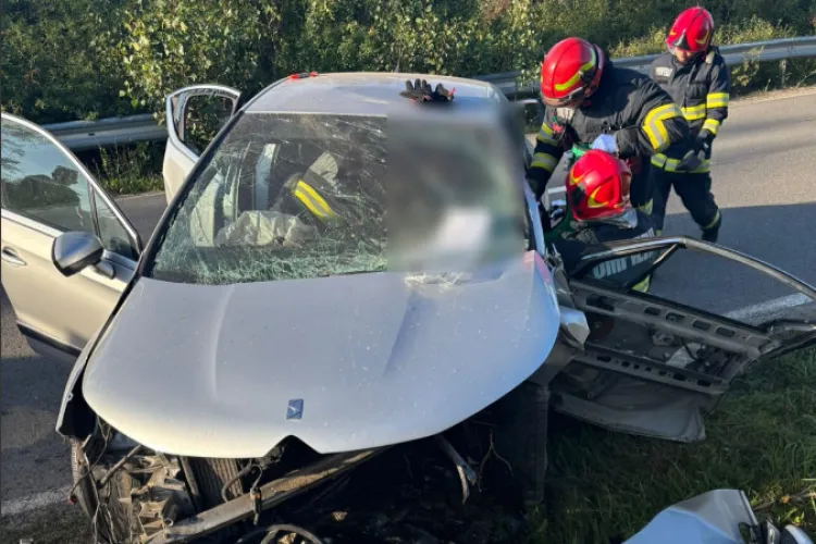 Accident rutier între Vultureni și Răscruci: un tânăr de 20 de ani, blocat în autoturism
