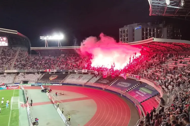 Peluza Șepcile Roșii face spectacol în meciul cu Dinamo. Peste 10.000 de fani își încurajează echipa favorită