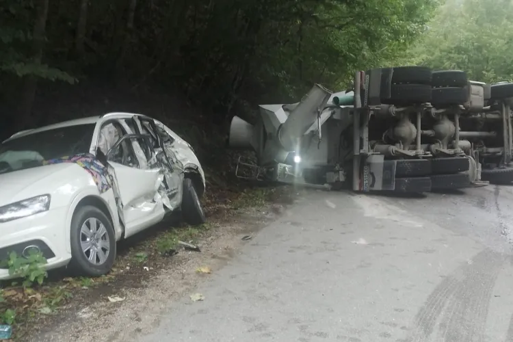 FOTO Accident șocant în Cluj, într-o zonă turistică: O autobetonieră s-a răsturnat, o mașină a fost făcută praf, iar un bărbat a ajuns de urgență la spital