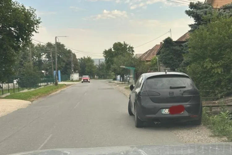Un clujean și-a „abandonat” mașina în drum. Nemișcată de o săptămână, îngreunează circulația pe o stradă îngustă și fără trotuare VIDEO