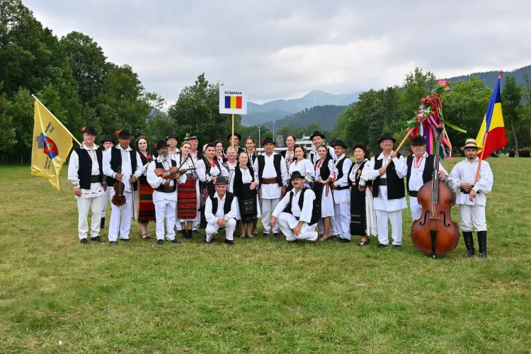 FOTO Clujul cucerește scena internațională! Trio Transilvan „Zorile” și formația de jocuri tradiționale aduc acasă Talanga de Aur și Toporașul de Bronz