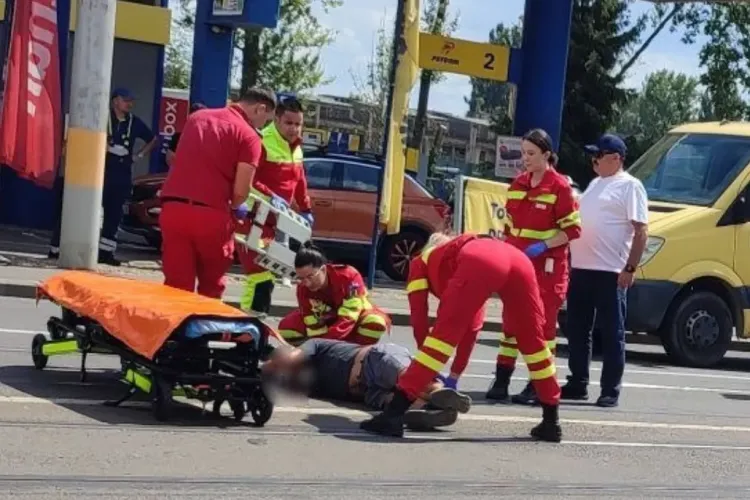 Incident grav în Cluj-Napoca, pe strada Oașului: Un bărbat întins pe carosabil și rănit grav este asistat de autorități