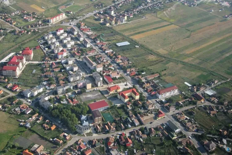 VIDEO. Localitatea din Cluj care a găsit soluția ca toți copiii să prindă un loc la grădiniță și la școală: „Mă asigur că toți copilașii au loc”