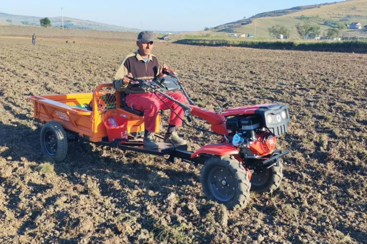 Muncitorii lucrează de zor într-o localitate din Cluj. Sunt anunțate „lucrări de curățare și adâncire a fundului lacului”