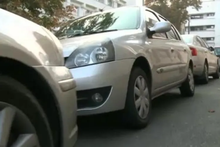 Pietonii în pericol pe o stradă din Cluj-Napoca! Mașinile parcate pe trotuar fac imposibilă deplasarea, locatarii cer semne de „oprire interzisă”