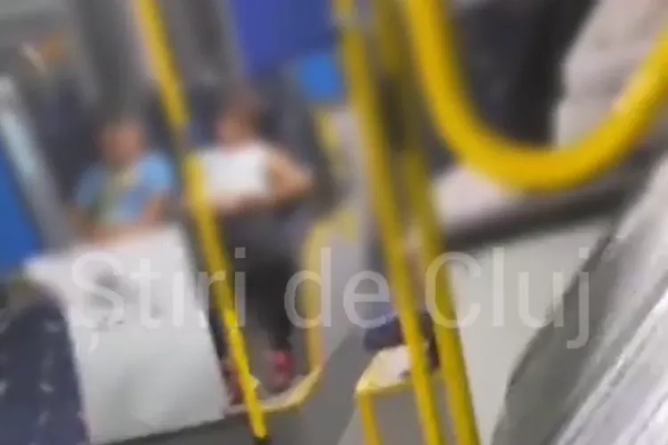 VIDEO EXCLUSIV: Incident șocant într-un autobuz, în Cluj! Doi copii, care se autosatisfăceau în public, au agresat două adolescente: „Vreau să te...”